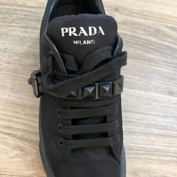 Prada Confortable Shoes! Gently worn! Won't disappoint! Authentic! - Picture 4 of 6